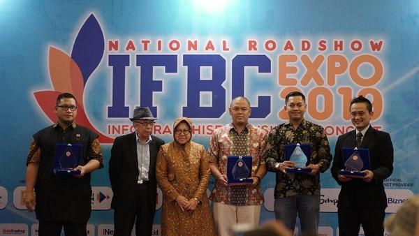 Baba Rafi Raih Penghargaan Waralaba Padat Karya 2019